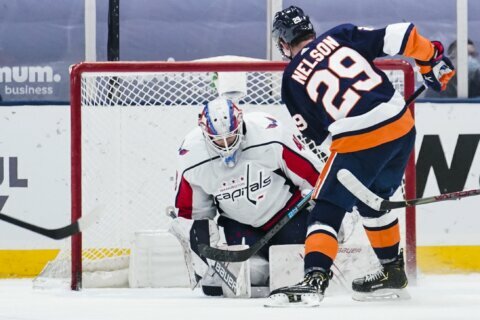 Islanders move into tie for 1st in East, edge Capitals 1-0