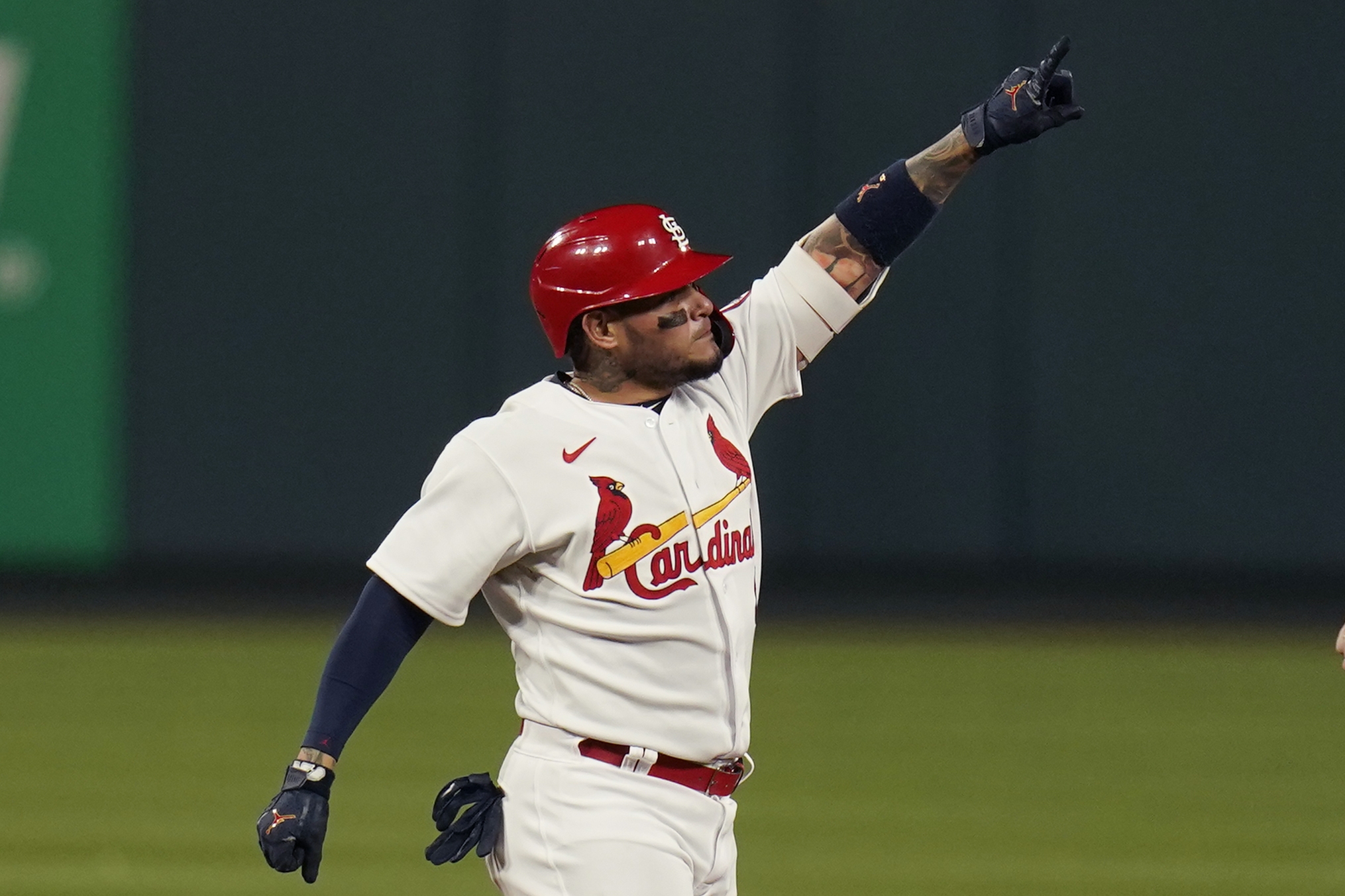 Yadier Molina, Cardinals catcher, returns home after surgery on groin