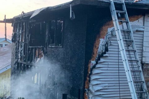 Man dies in DC house fire