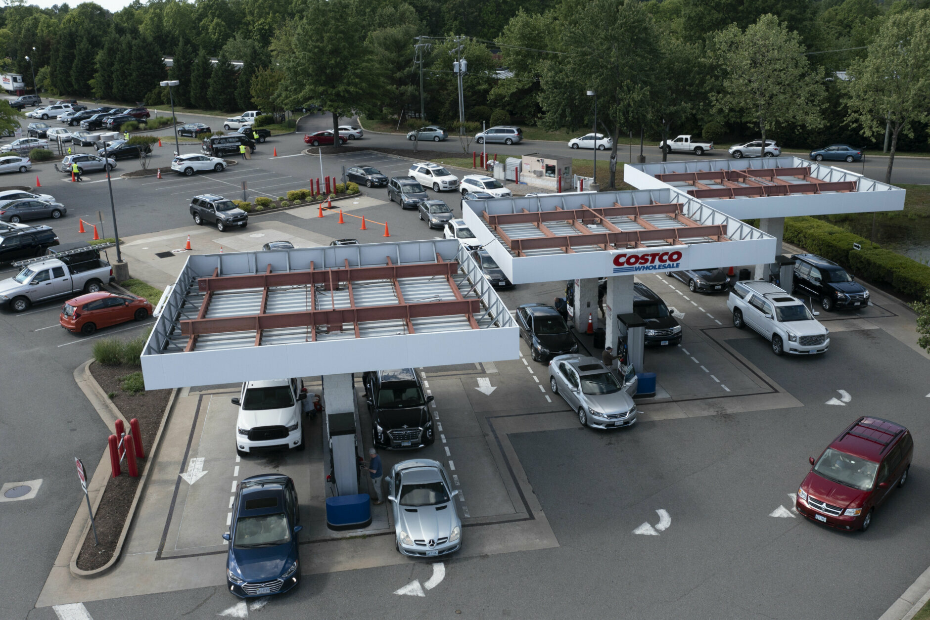 <p>Gas customers swarm a COSTCO gas station amid fears of a gas shortage in Richmond, Va., Tuesday, May 11, 2021. The line at the facility extended around the entire building.</p>
