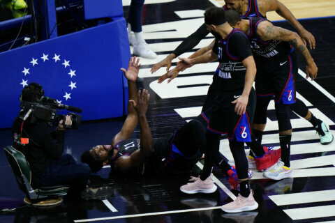 Joel Embiid taunts Wizards with hip thrusts after and-1 finish