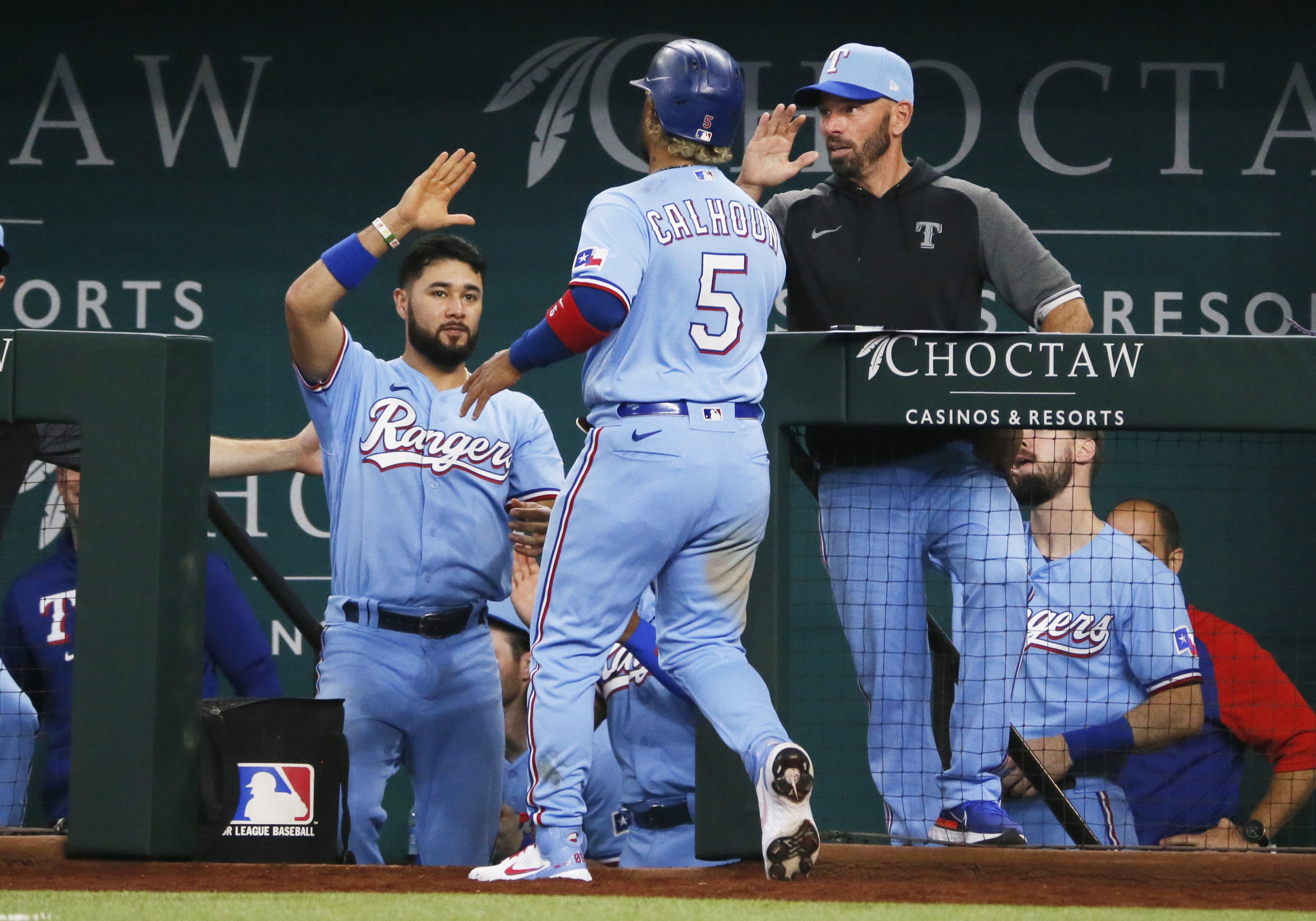 Dodgers fail to sweep Rangers with 8-4 loss