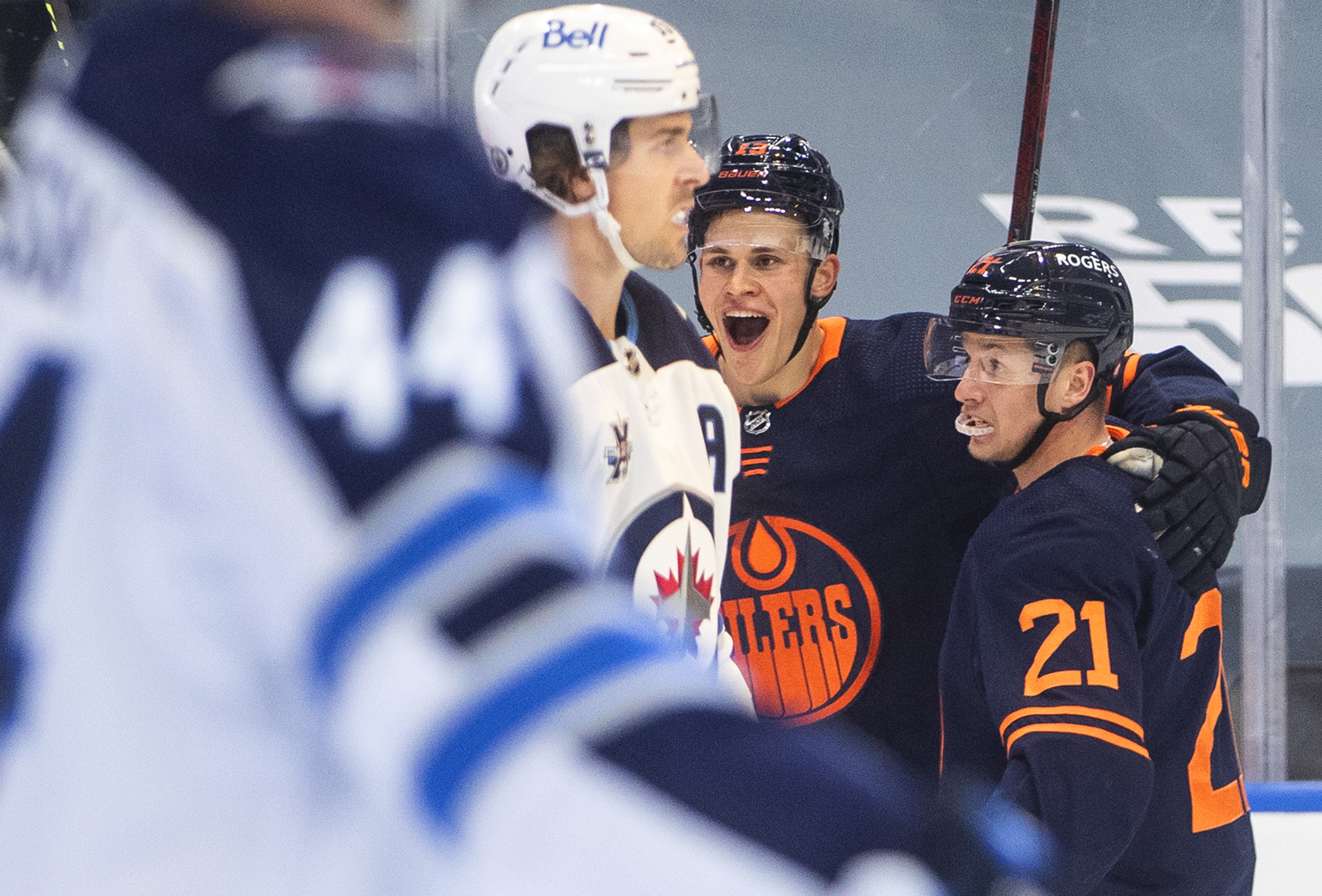 Helleybuyck Makes 32 Saves Jets Beat Oilers 4 1 In Game 1 Wtop