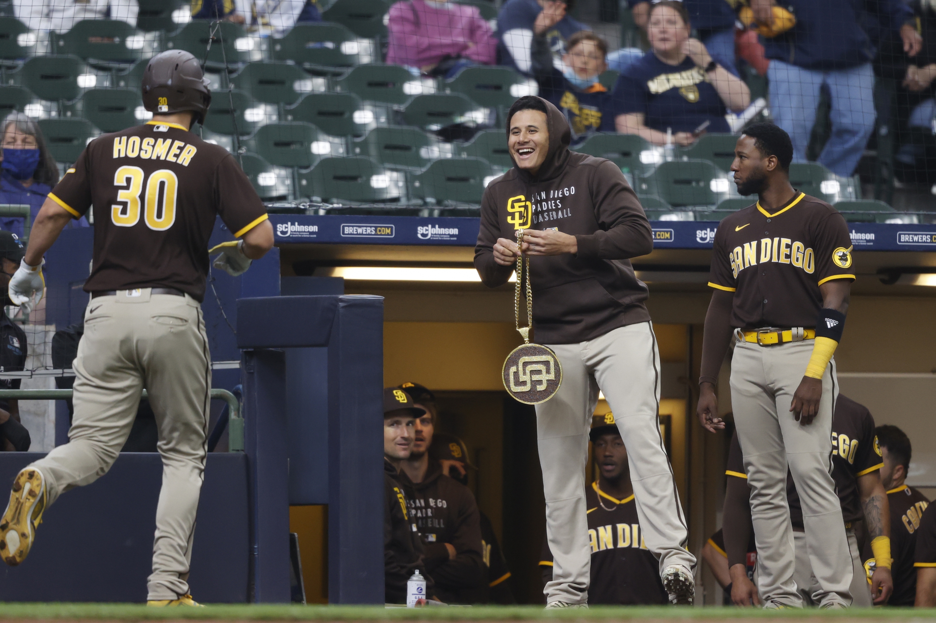 Devin Williams gives up walk-off homer as Brewers fall to 0-2