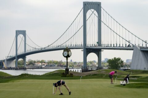 Dump Trump? Kicking him off NYC golf course may not be easy