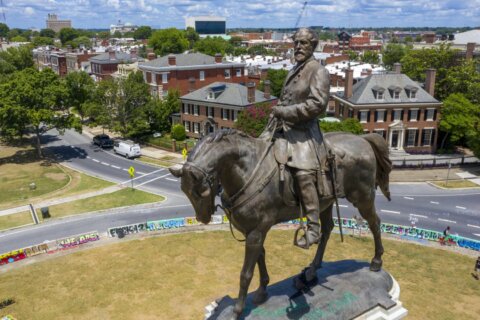 Virginia court to hear challenges to removal of Lee statue