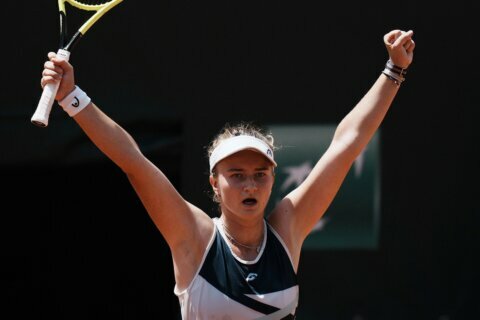 Sakkari tops 2020 French champ Swiatek; 4 in 1st Slam SFs