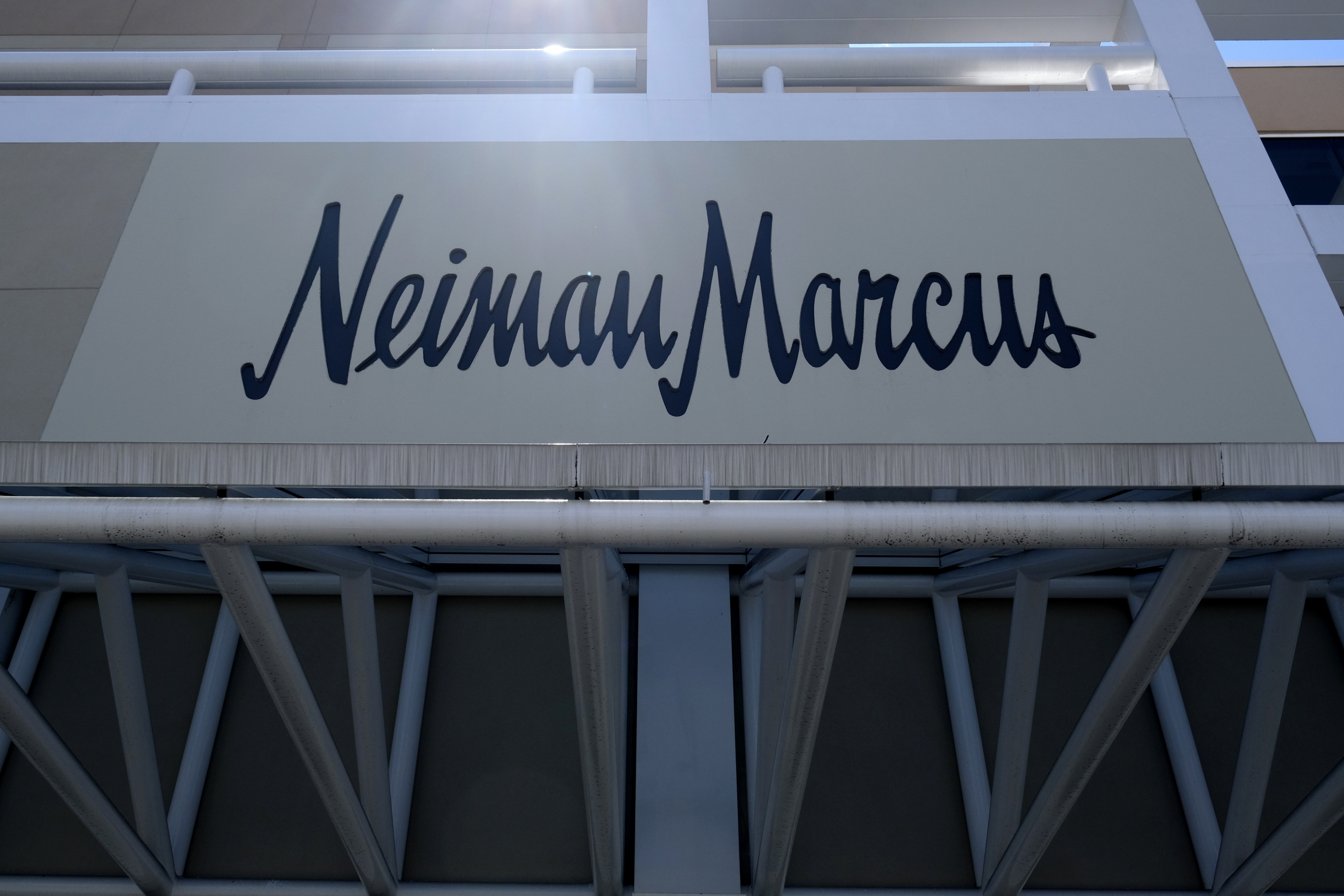 Neiman marcus saks fifth avenue