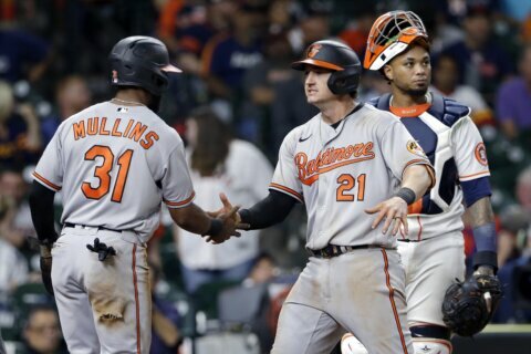 Hays homers in 5-run 9th to lift Orioles over Astros 9-7