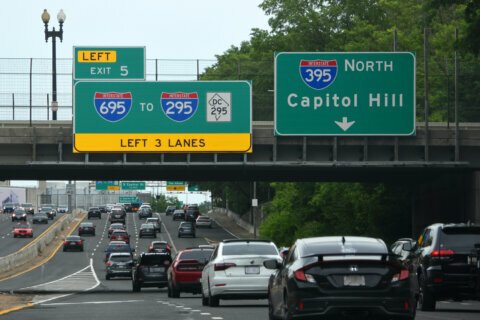 Falling concrete closes lane on Southwest Freeway in DC