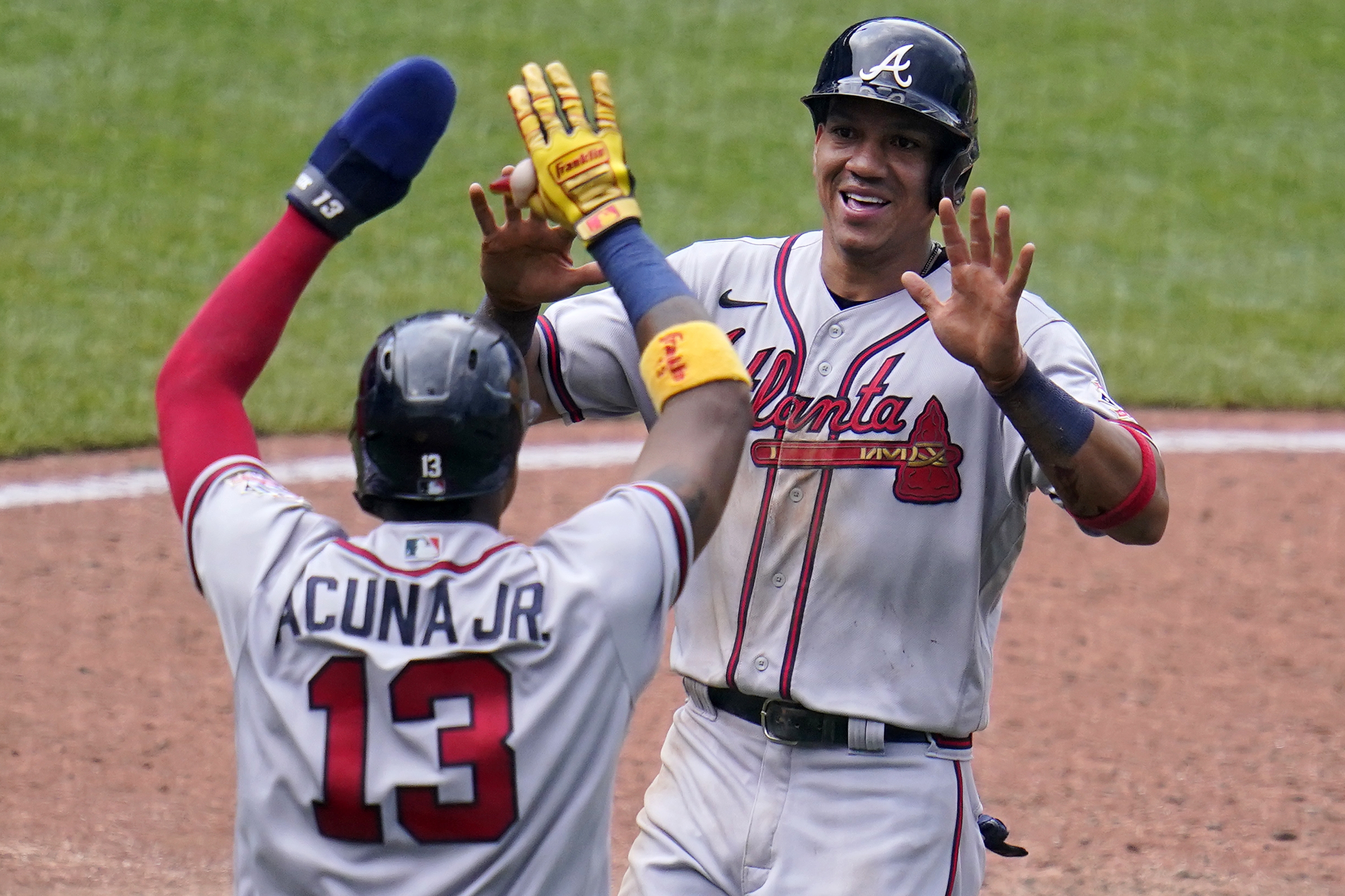 Freddie Freeman swats at ball like cat