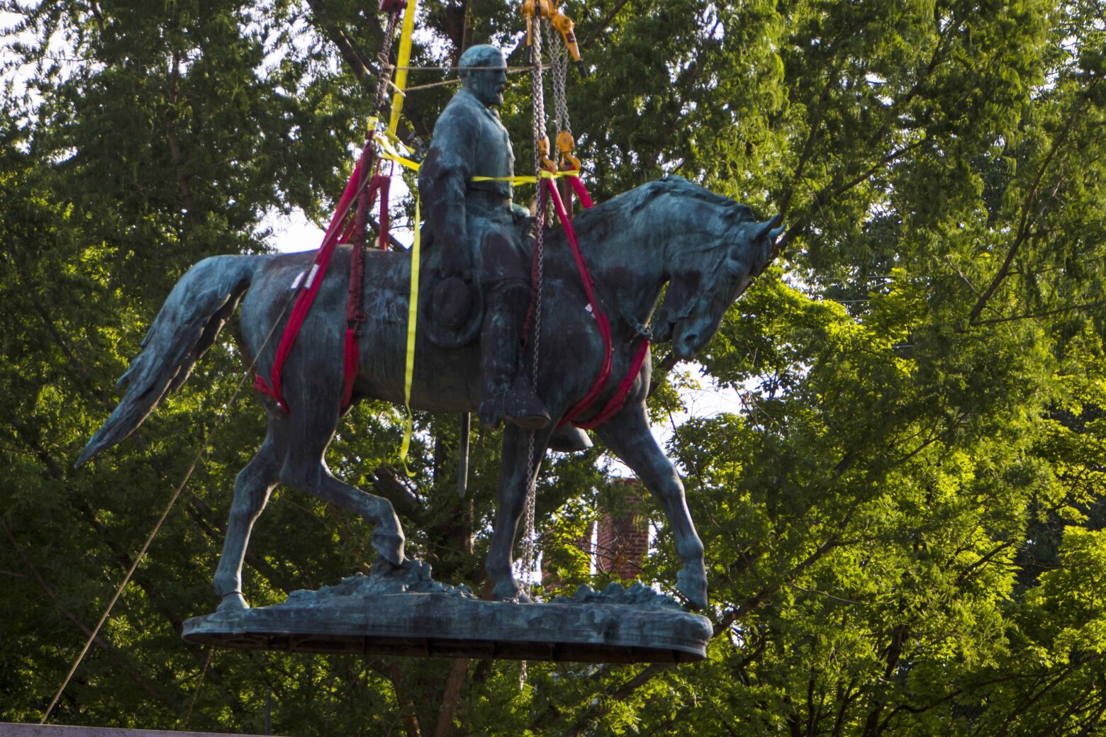 Robert E. Lee statue removed in Charlottesville - WTOP News