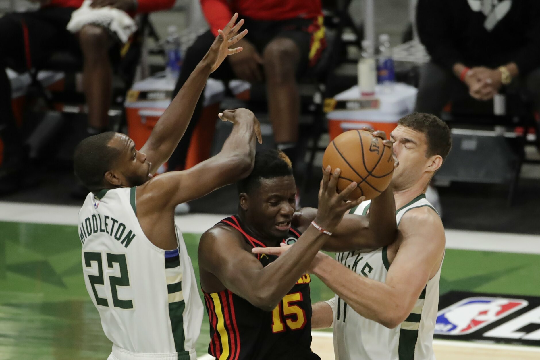 Twitter reacts to Bucks' Bobby Portis bleeding from eye after elbow