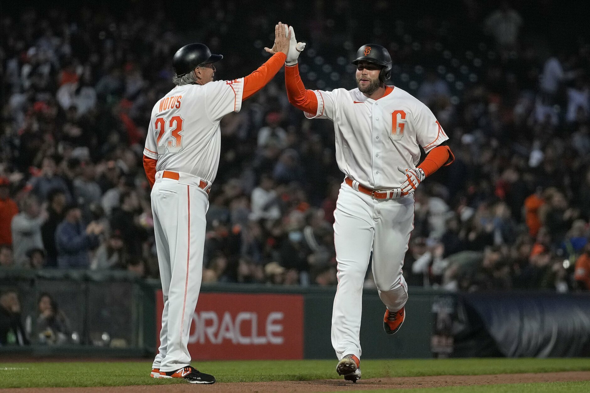 Buster Posey's 18th homer helps Giants to ninth straight win