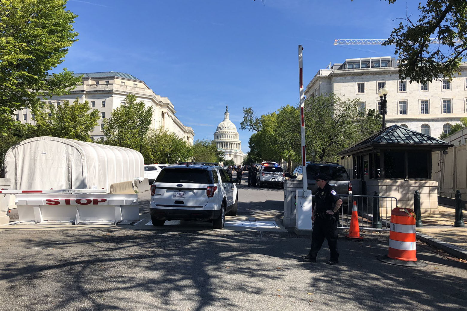 Capitol Police blocked vehicles from driviing near the Capitol Thursday morning. (WTOP/Mitchell Miller)