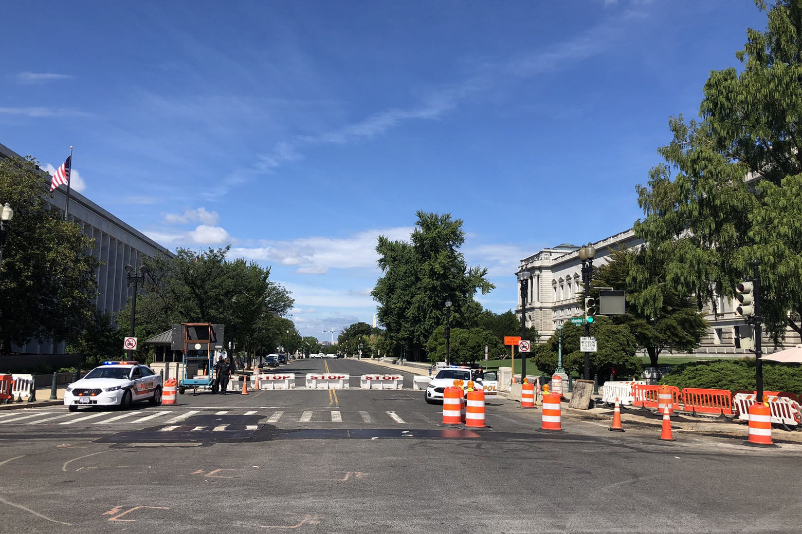 Police blocked off Independence Avenue near the Library of Congress as they investigate a possible bomb threat. (WTOP/Mitchell Miller)