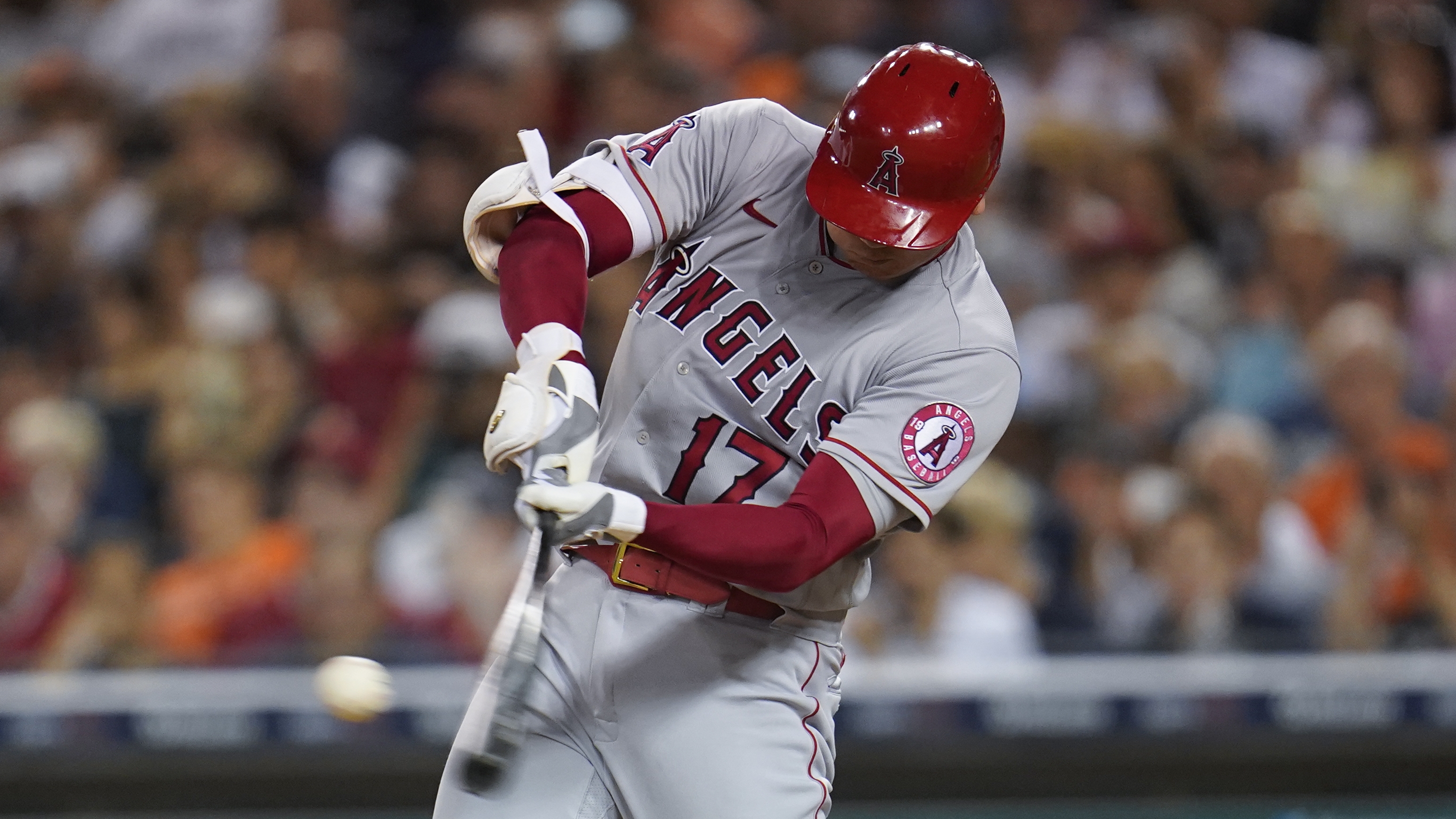 Abreu homers again to power Astros past Twins 3-2 and into 7th straight ALCS  Photos - Bally Sports