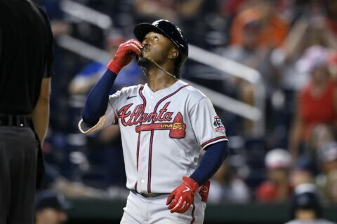 Braves hit 4 solo HRs, beat Nats early Saturday morning
