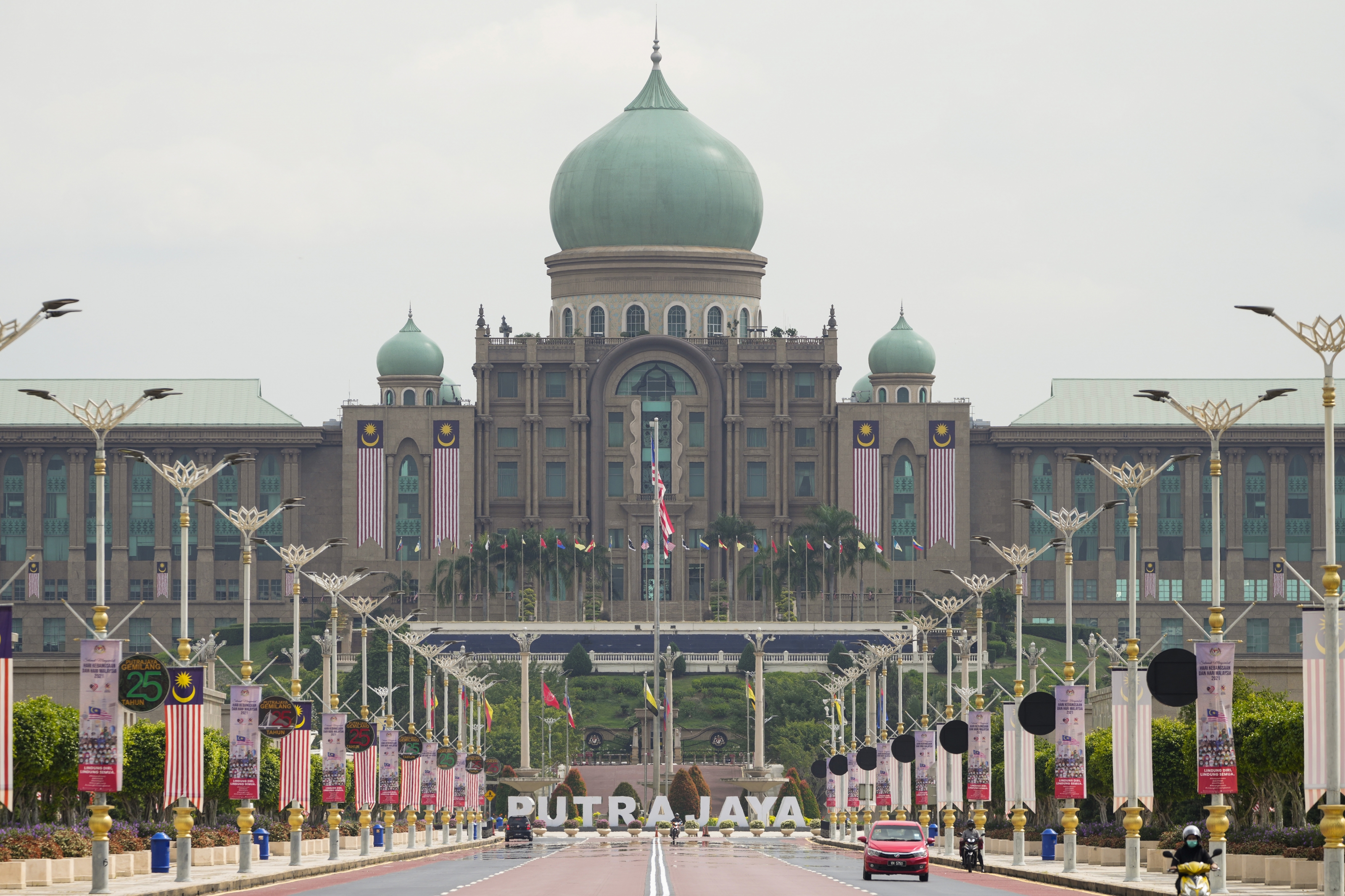 Malaysiau0027s new leader keeps largely same Cabinet, no deputy  WTOP 