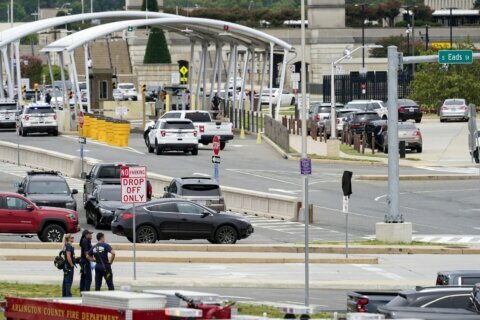 Officer dead, suspect killed in violence outside Pentagon