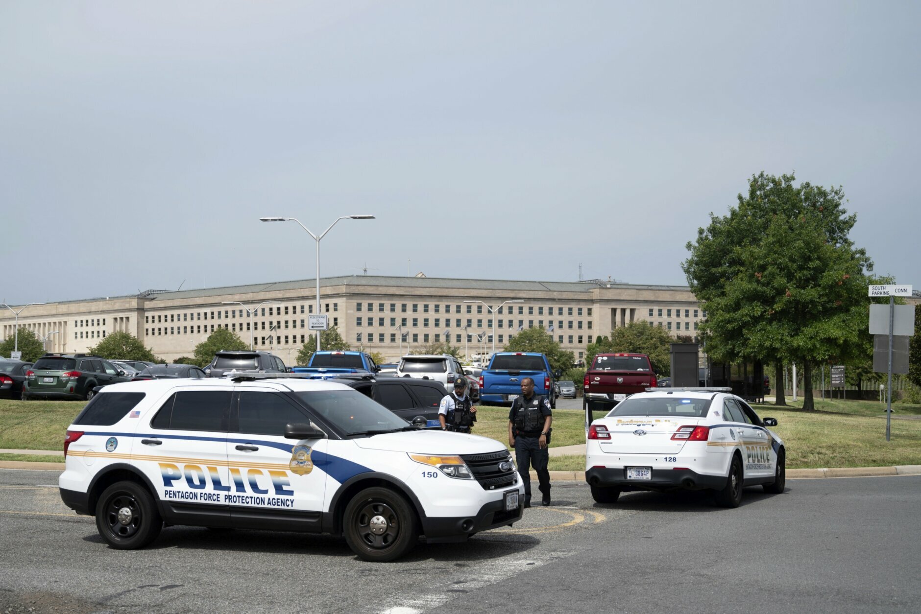 La police bloque une entrée du Pentagone à la suite d'informations faisant état de plusieurs coups de feu tirés sur un quai de bus près de la station de métro de l'établissement, le mardi 3 août 2021, à Washington.  (Photo AP/Kevin Wolf)