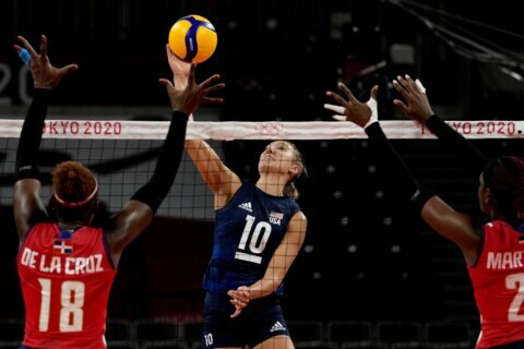 US women’s volleyball team forms strong bond with ’80 squad
