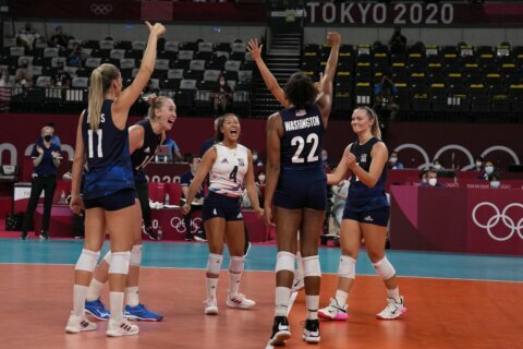 Short-handed US advances to women’s volleyball semifinals