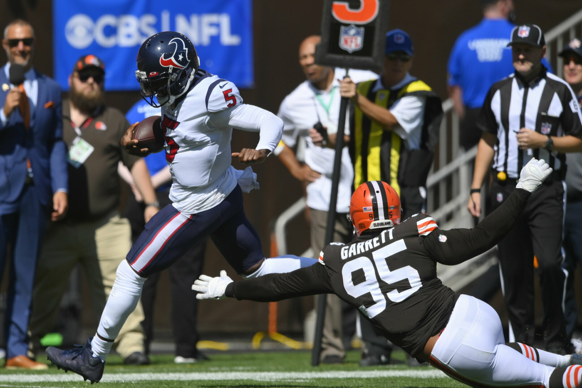 <p><em><strong>Texans 21</strong></em><br />
<em><strong>Browns 31</strong></em></p>
<p>This should be both scary for Cleveland and encouraging for Houston: If Tyrod Taylor finishes this game, the Texans probably win. As usual, Taylor is better than people think he is and Houston will miss him badly if he&#8217;s sidelined for an extended period.</p>
