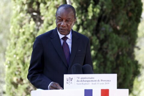 Soldiers detain Guinea’s president, dissolve government