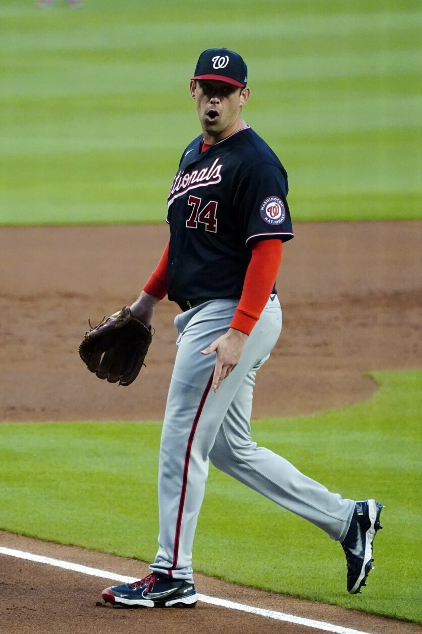 Freddie Freeman swats at ball like cat