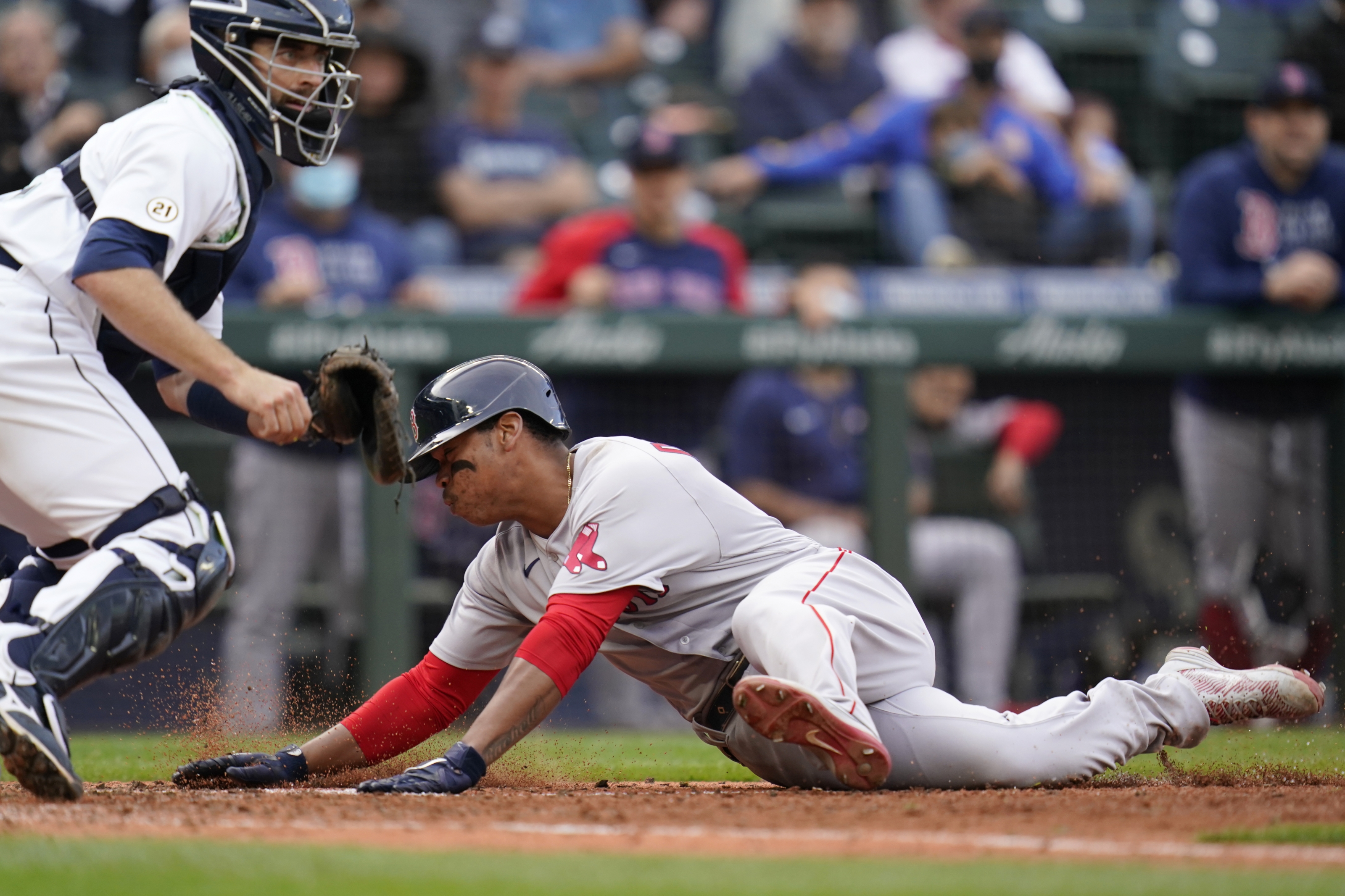 Schwarber, Sale help Red Sox sweep Mets, win 7th in a row
