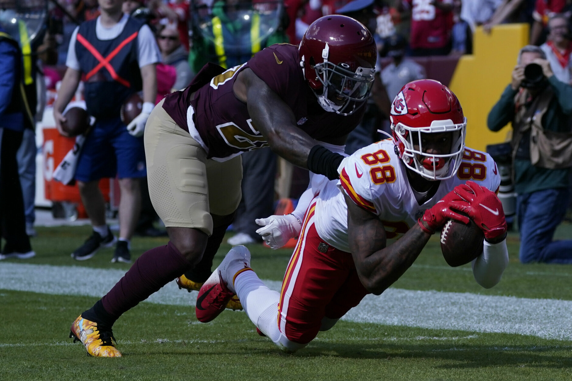 <p><b><i>Chiefs 31</i></b><br />
<b><i>Washington 13</i></b></p>
<p>Given <a href="https://profootballtalk.nbcsports.com/2021/10/14/washington-picks-bad-time-to-finally-retire-sean-taylors-number/">Washington&#8217;s questionable timing of the retirement of the late Sean Taylor&#8217;s No. 21</a>, it was almost fitting that Kansas City won by reeling off 21 unanswered points against the underachieving defense that&#8217;s currently nowhere near the units Taylor played on in the mid-2000s. Yet, somehow the offense was the most disappointing of all &#8212; if that unit can&#8217;t score on <a href="https://profootballtalk.nbcsports.com/2021/10/11/chiefs-defense-allowing-7-1-yards-per-play-worst-in-nfl-history/">a historically bad defense ranked dead last in points allowed</a>, what chance do they have moving forward?</p>
