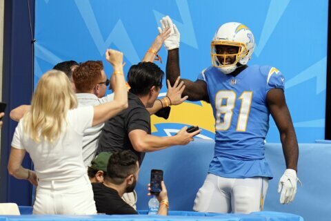 Chargers WR Mike Williams questionable due to knee injury