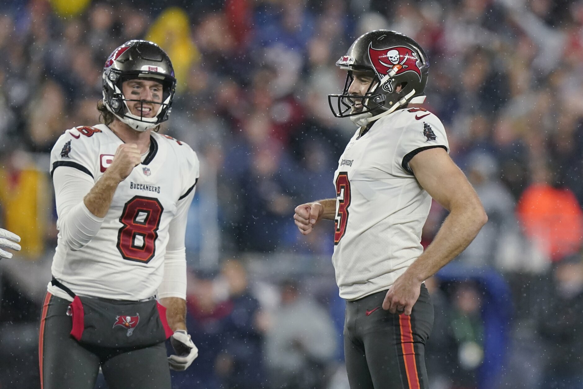 Tom Brady and the Buccaneers survive, capture a 19-17 win over Mac Jones  and the Patriots - The Boston Globe