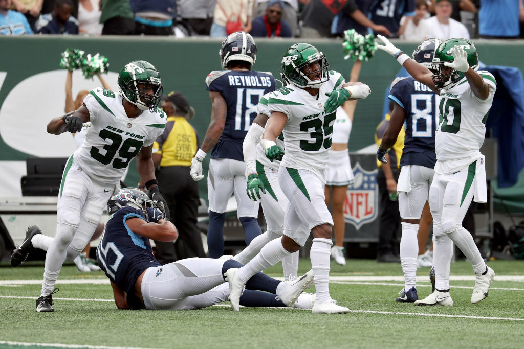 <p><em><strong>Titans 24</strong></em><br />
<em><strong>Jets 27 (OT)</strong></em></p>
<p>The Jets entered this game not even averaging a touchdown (6.7 points, by far worst in the league) yet hung 27 on Tennessee? This Titans defense is wasting Derrick Henry&#8217;s prime — which, <a href="https://profootballtalk.nbcsports.com/2021/10/04/derrick-henry-on-pace-to-break-nfl-records-for-rushing-yards-yards-from-scrimmage/" target="_blank" rel="noopener">given his high usage</a>, could end abruptly at any minute now.</p>
