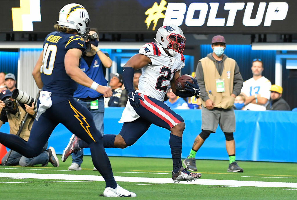 <p><em><strong>Patriots 27</strong></em><br />
<em><strong>Chargers 24</strong></em></p>
<p>This Halloween thriller gives New England its first win over a non-rookie QB this season, thanks in part to former Charger Adrian Phillips&#8217; first career Pick 6. Chargers gonna Charger, I guess.</p>
