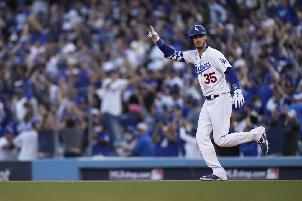 Bellinger, Betts rally Dodgers, cut Braves’ NLCS lead to 2-1
