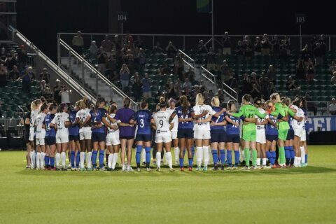 NWSL players pause games, recognize 2 who alleged misconduct