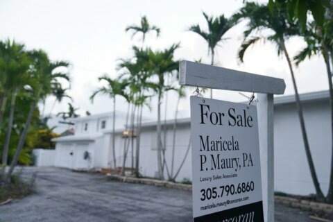 Average US long-term mortgage rate ticks back down this week