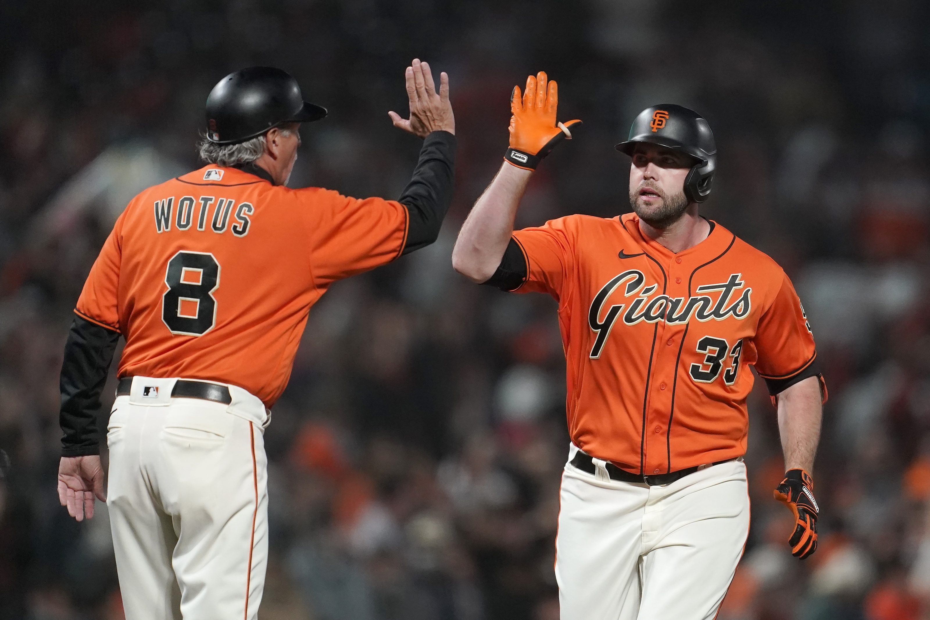 Giants clinch 2021 NL West title with franchise-record 107th win