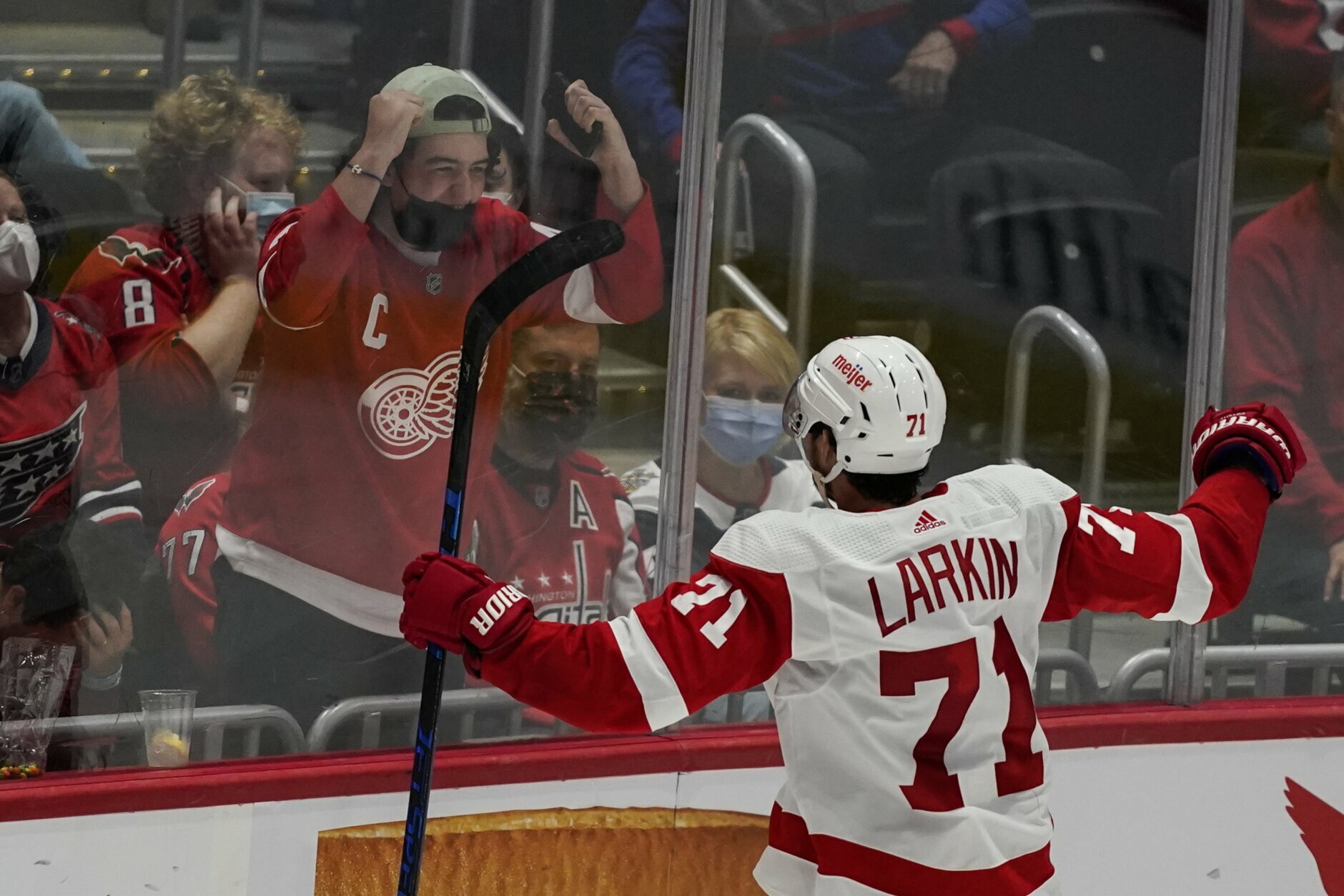 Red Wings erase two-goal deficit, beat 