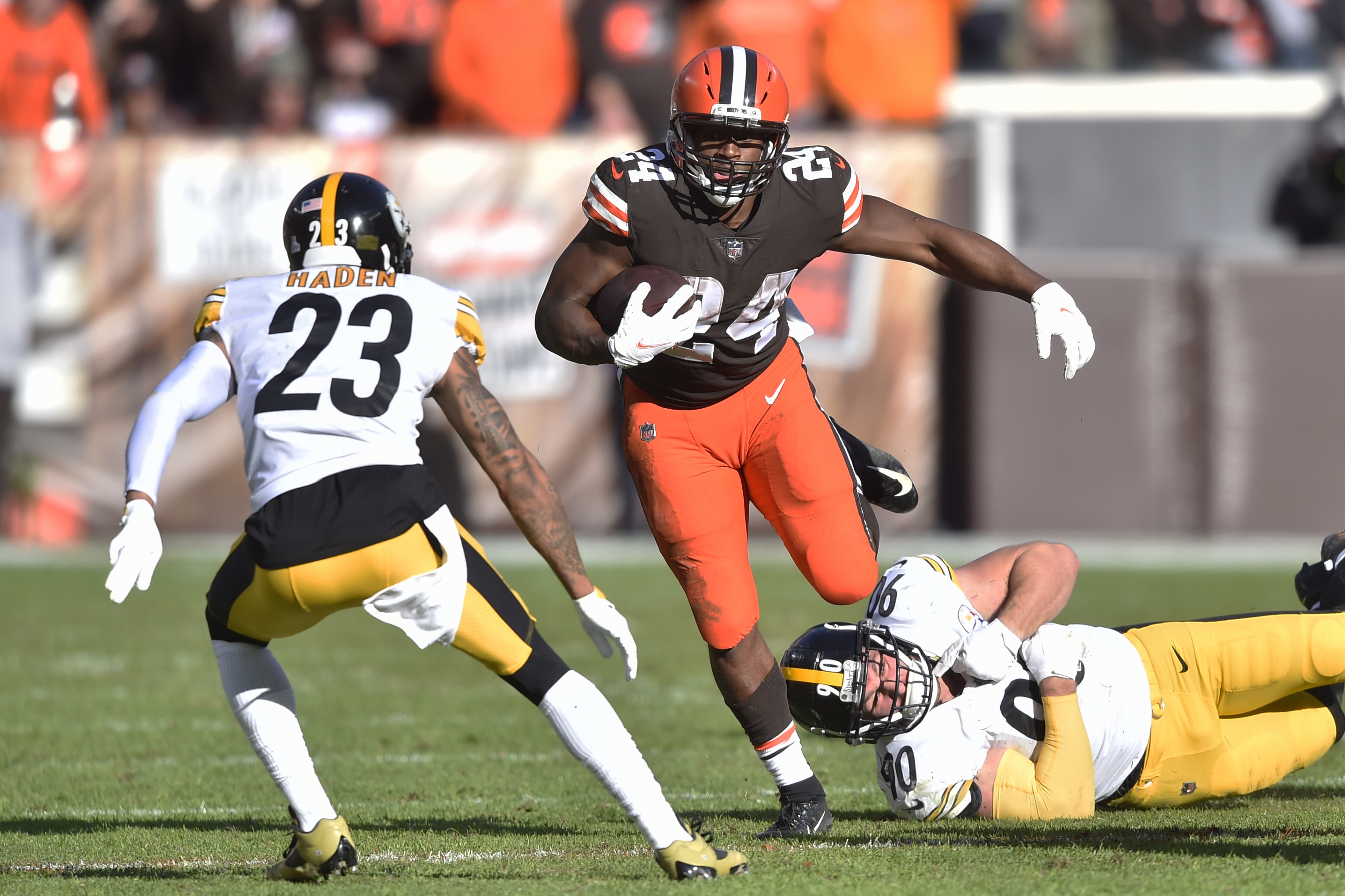 Browns place RB Kareem Hunt, LB Jeremiah Owusu-Koramoah on injured