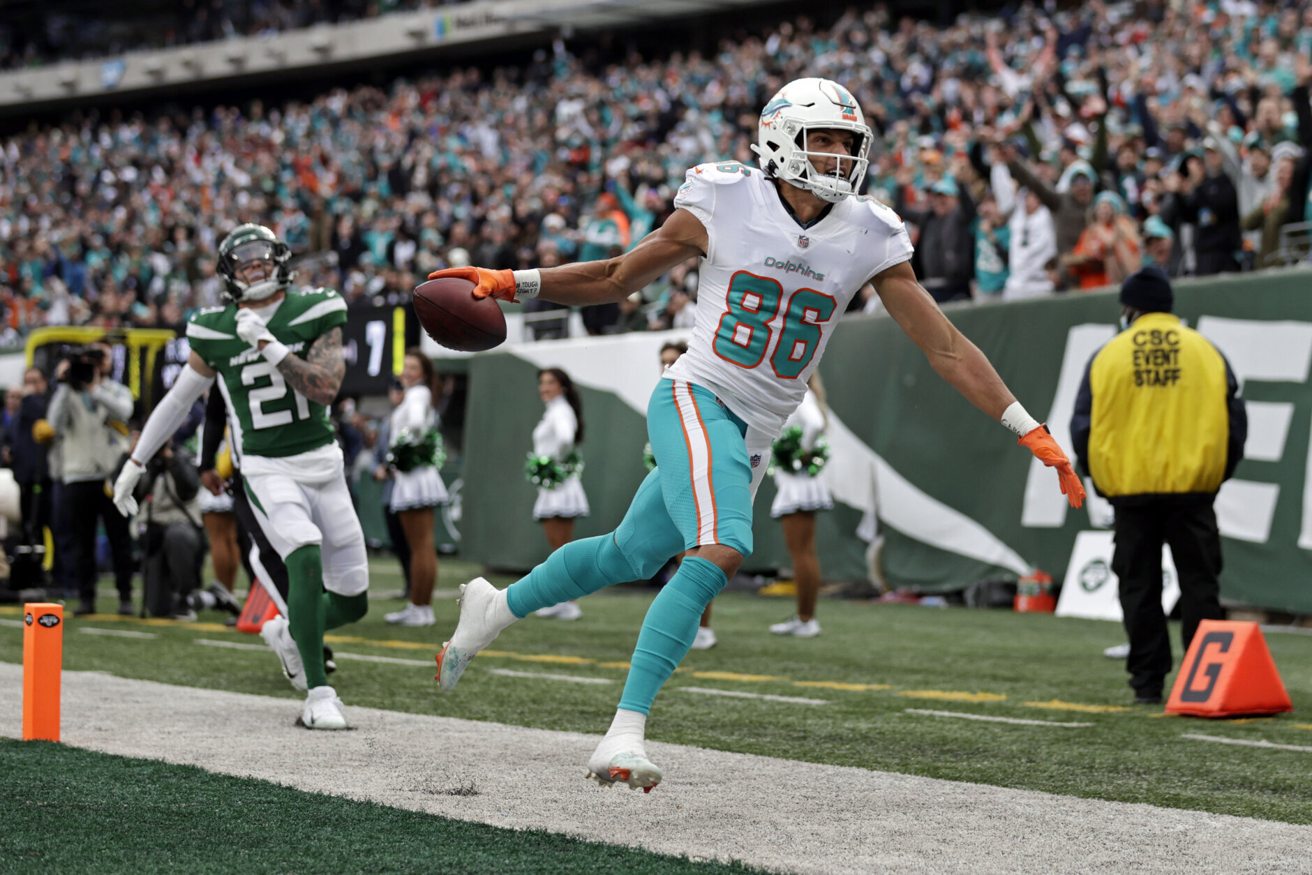 <p><em><strong>Dolphins 24</strong></em><br />
<em><strong>Jets 17</strong></em></p>
<p>Is it me, or is New York&#8217;s offense at its best when literally anyone not named Zach Wilson starts?</p>
<p>This may also be just me but Miami&#8217;s third straight win feels like it&#8217;s setting the Fins up for a compelling December stretch.</p>
