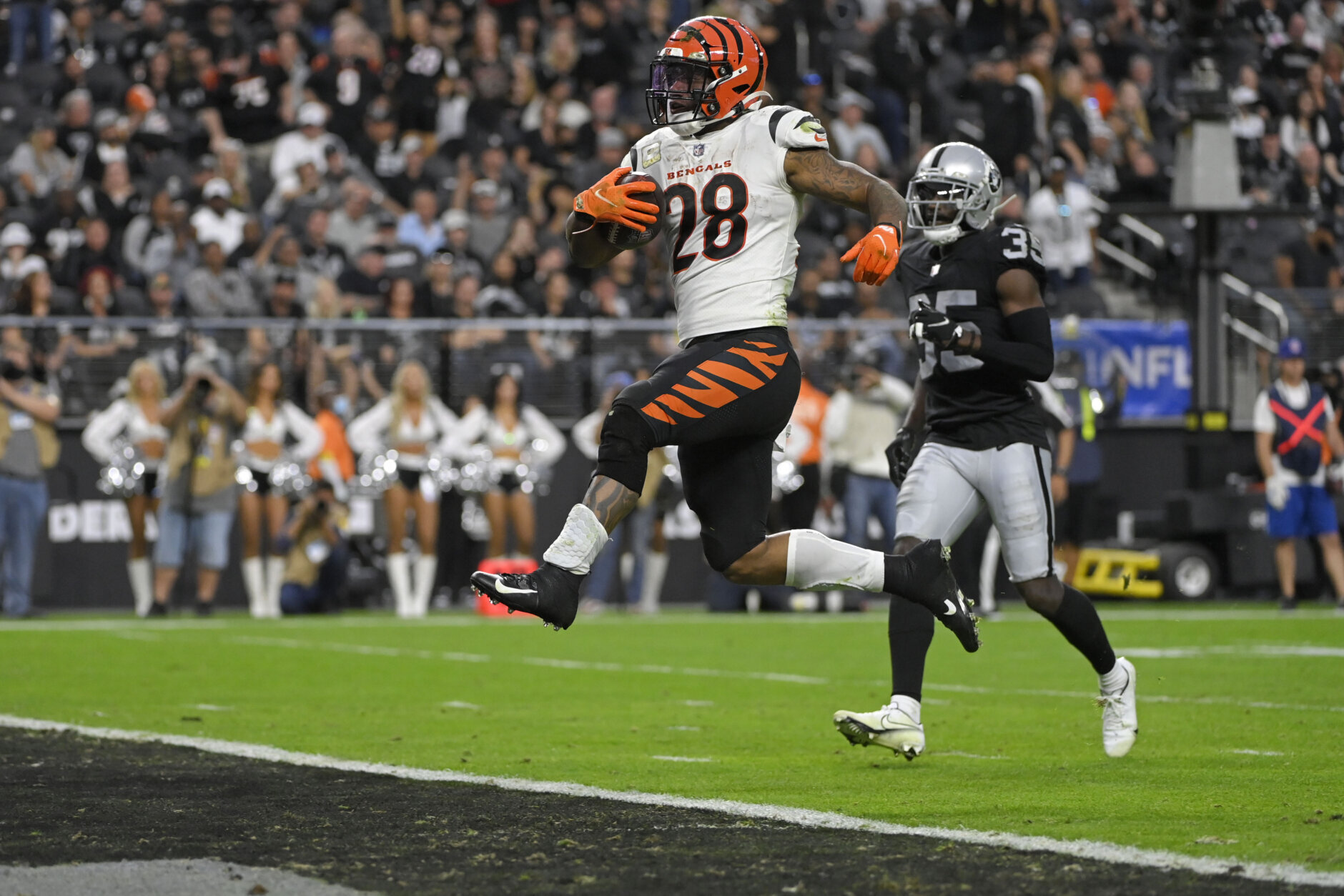 <p><em><strong>Bengals 32</strong></em><br />
<em><strong>Raiders 13</strong></em></p>
<p>This is forever the Carson Palmer Bowl in my mind, but it was a running back that was the main attraction in Las Vegas &#8212; Joe Mixon has scored in seven straight games and looks like the key to Cincinnati staying relevant in the AFC playoff picture.</p>
