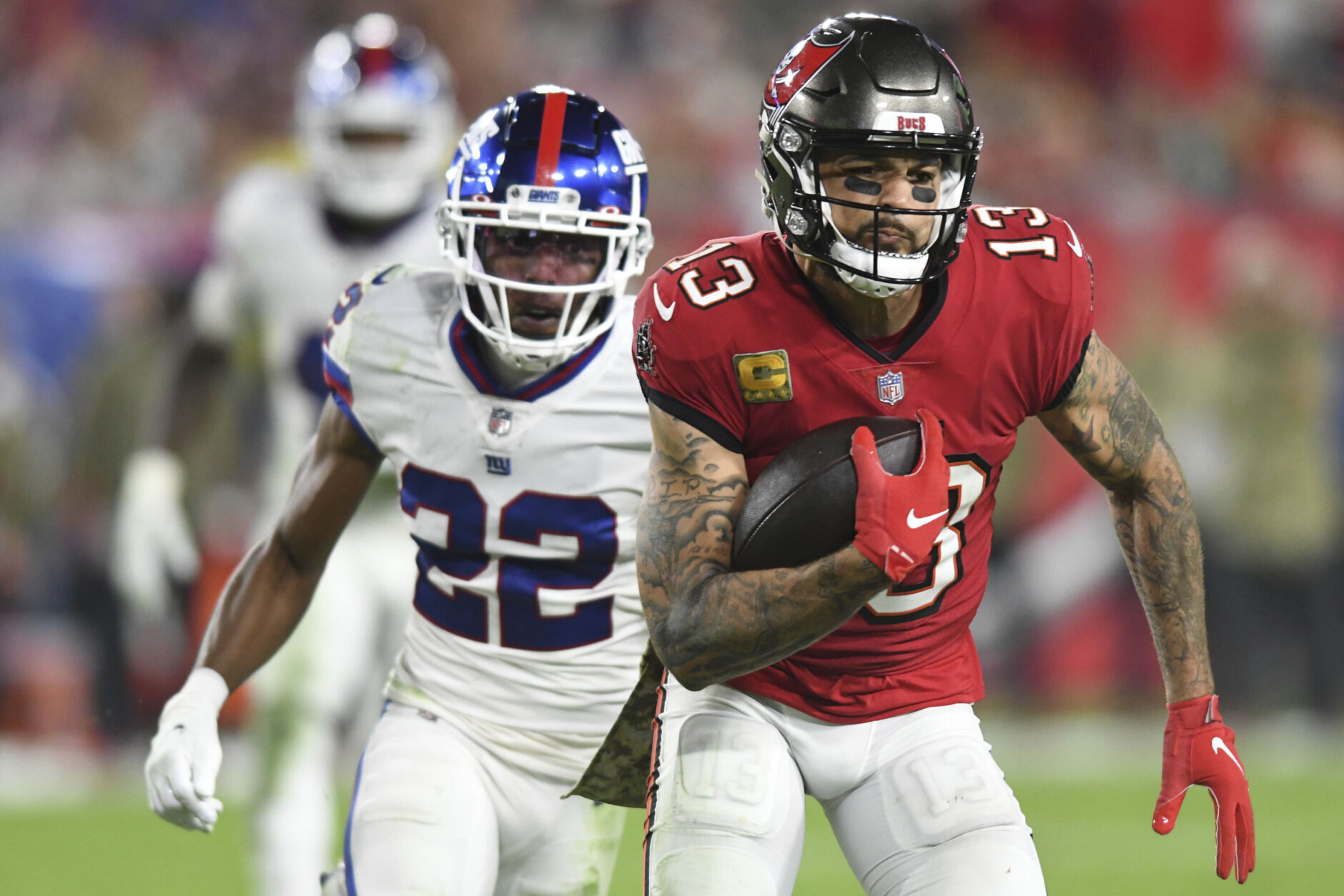 <p><em><strong>Giants 10</strong></em><br />
<em><strong>Bucs 30</strong></em></p>
<p>On a night when Tom Brady extended his ridiculous record of 288 straight games without a three-game losing streak and Daniel Jones dropped to 0-8 in primetime, a receiver stole the show: Mike Evans passed Mike Alstott for the Bucs&#8217; franchise touchdown record, which is wild considering receivers typically score less frequently than 90s-era running backs. Take a moment to imagine what Evans&#8217; career would be if he had Brady the whole time.</p>
