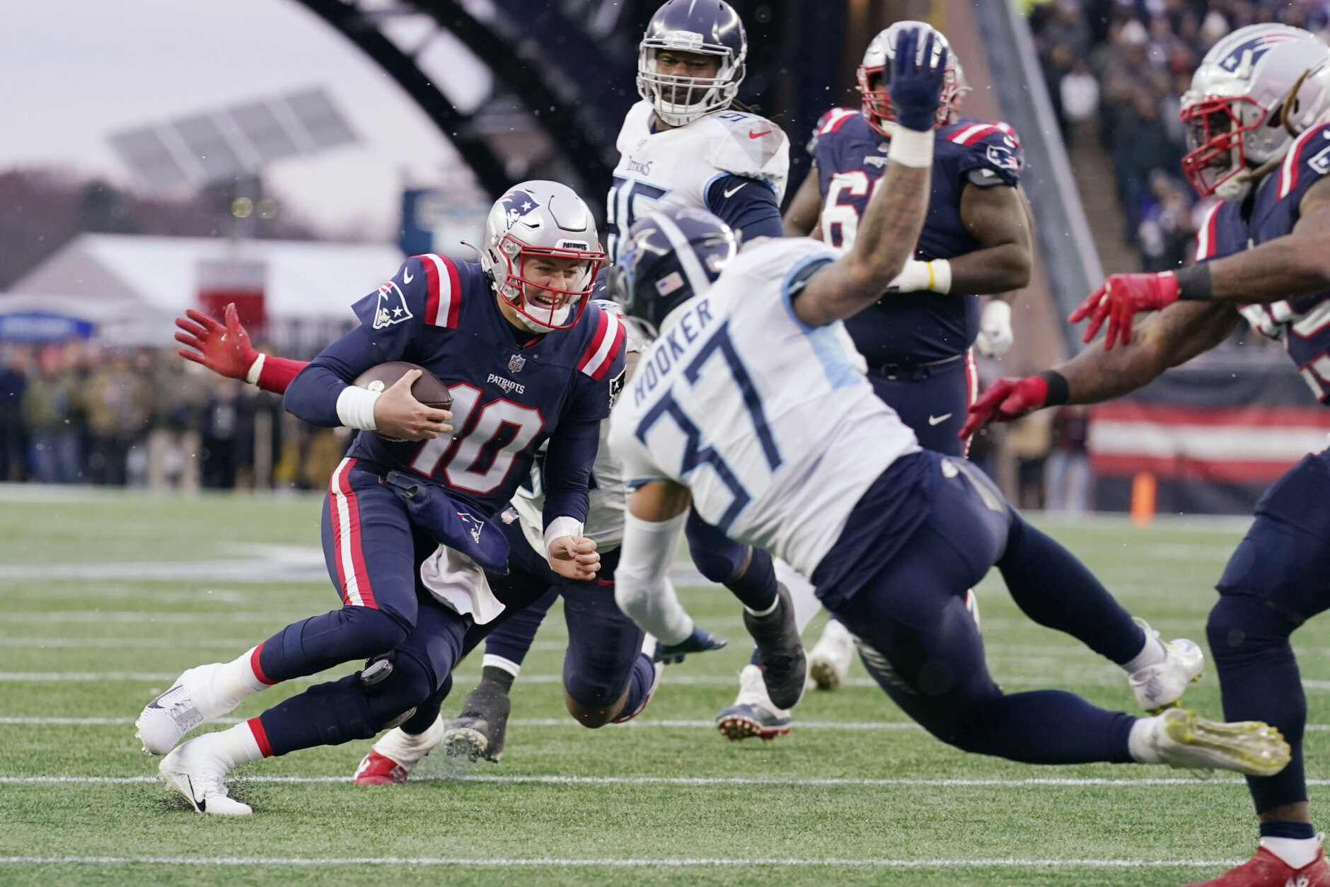 <p><em><strong>Titans 13</strong></em><br />
<em><strong>Patriots 36</strong></em></p>
<p>At this point, is there any question Mac Jones is the Offensive Rookie of the Year? The only other rookie QBs in the last 15 years to win six straight starts were Dak Prescott (2016) and Robert Griffin III (2012) — both of whom went on to win OROY. The Pats are back and no one outside of New England is happy about it.</p>
