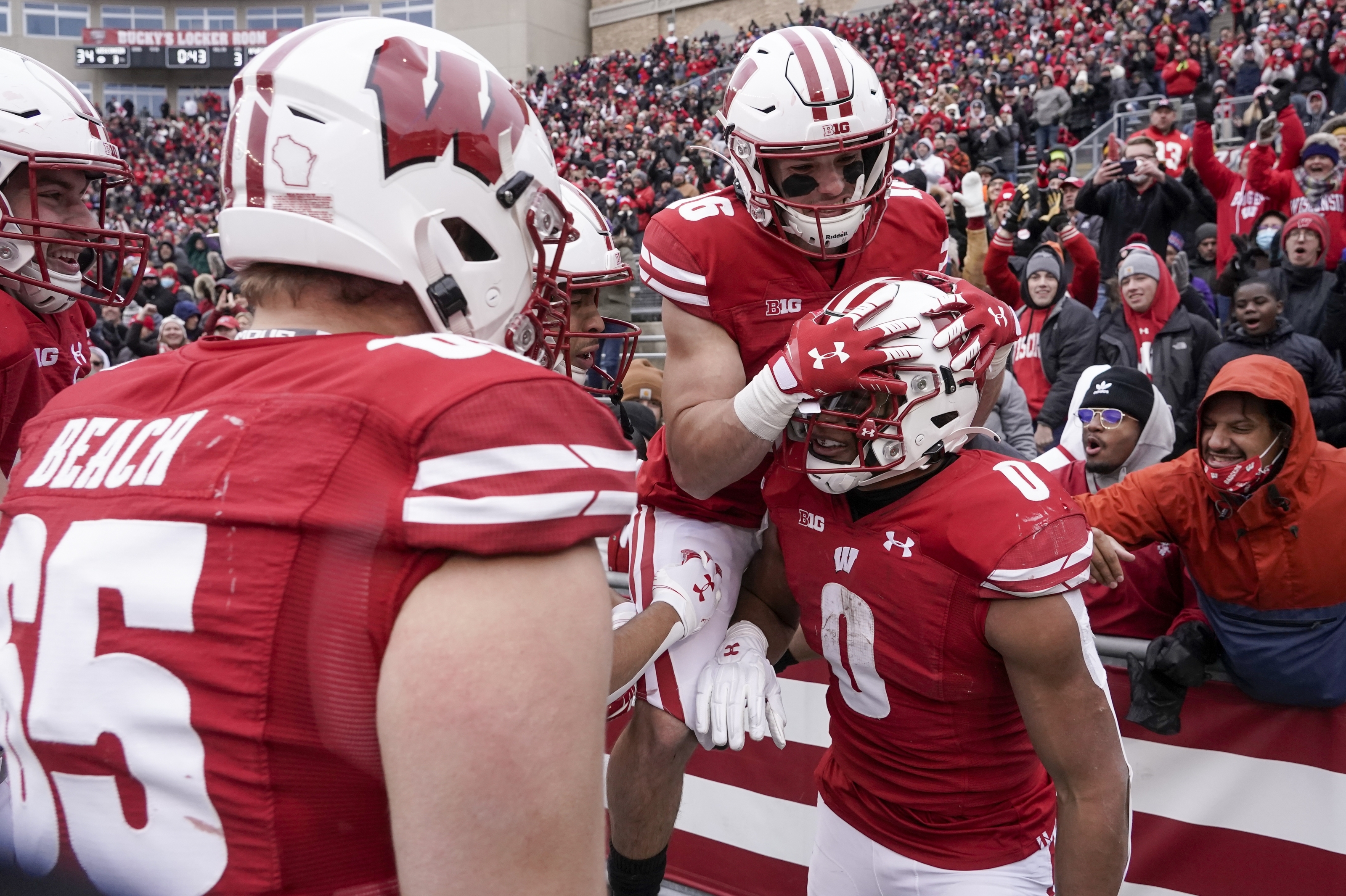 Wisconsin Badgers football: Leo Chenal is a semifinalist for