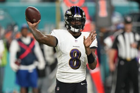 Lamar Jackson says he’s better, expects to play this weekend