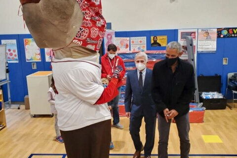 PHOTOS: Kids receive surprise visit from Obama, Fauci at DC student vaccination clinic