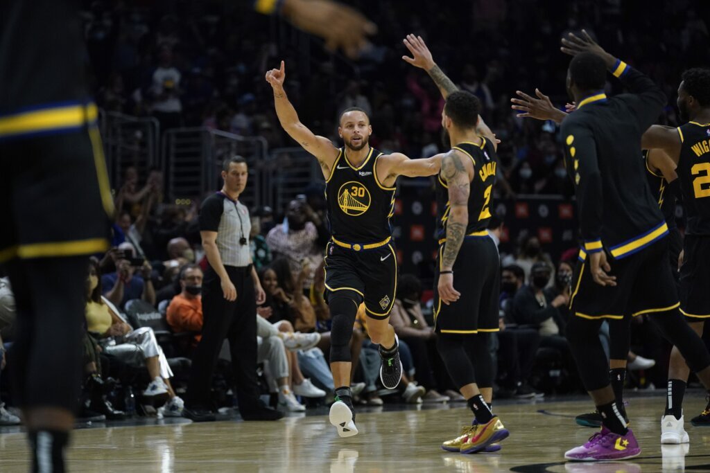 Curry has 33 points, Warriors beat Clippers for 8th straight
